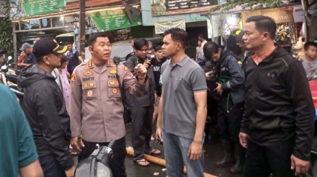 Permudah Evakuasi, Polisi Tutup Jalan di Sekitar Lokasi Kebakaran Kemayoran Gempol