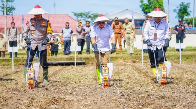 Pj Gubernur Adhy - Polda Jatim Tanam Jagung Serentak di Kabupaten Blitar, Dukung Terwujudnya Swasembada Pangan Nasional