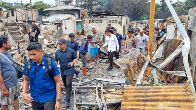 Tinjau Lokasi Kebakaran Kemayoran, Gibran Pertanyakan Tempat Pengungsian Layak