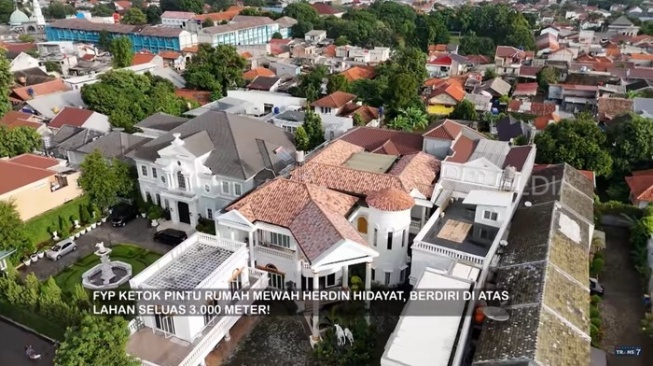 8 Potret Rumah Herdin Hidayat yang Mewah dan Klasik, Sering Disewa Jadi Lokasi Syuting