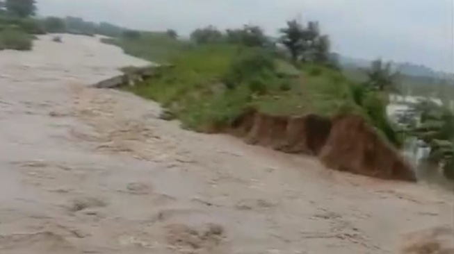 Demak Banjir! Tanggul Jebol, Ratusan Rumah Terendam