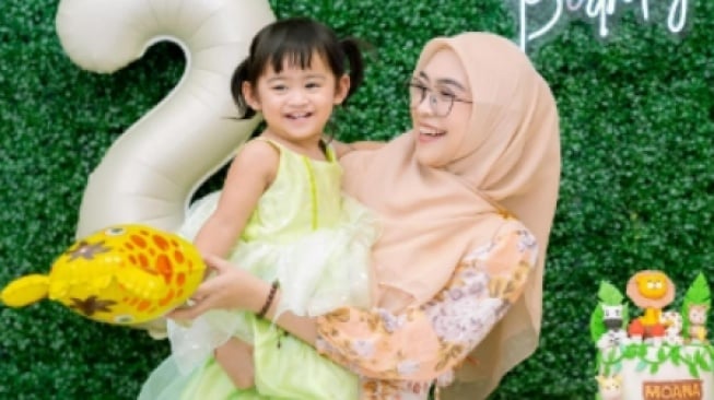 Sikap Moana saat Ditinggal Ria Ricis Asyik Bernyanyi Curi Perhatian, DIbandingkan dengan Anak Artis Lain