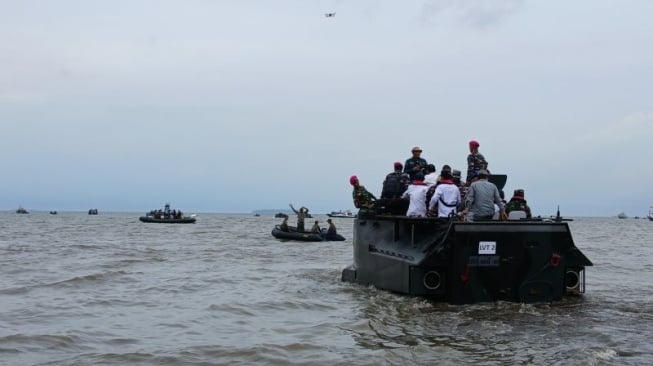 Sebanyak 1.500 personel dari jajaran Tentara Nasional Indonesia (TNI) Angkatan Laut (AL), Kementerian Kelautan dan Perikanan (KKP) beserta nelayan kembali membongkar pagar laut di sepanjang perairan pesisir pantai utara (pantura), Kabupaten Tangerang, Banten pada Rabu. (ANTARA/Azmi Samsul Maari).