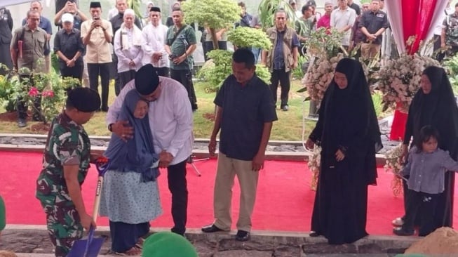 Jelang Pelantikan, Bupati Bogor Pindahkan Makam Orang Tua dari Solo ke Cibinong dengan Upacara Militer