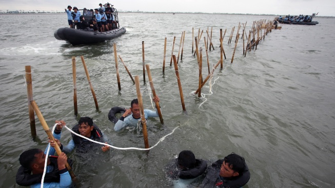 Pasukan Komando Pasukan Katak (Kopaska) TNI-AL membongkar pagar laut di kawasan Pantai Tanjung Pasir, Kabupaten Tangerang, Banten, Rabu (22/1/2025). [ANTARA FOTO/Muhammad Iqbal/agr]