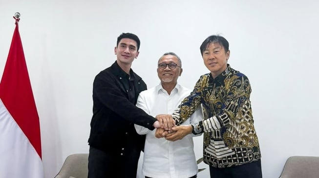 Senyum Semringah Shin Tae-yong Jabat Erat Zulhas, Mau Jadi Kader PAN?