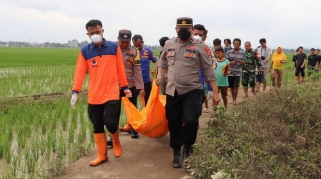 Geger! Mayat Bertato Naga Ditemukan Mengapung di Kali Cinta Pringsewu