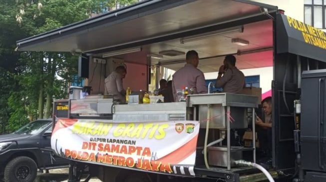 Polres Jakpus Sediakan Tiga Dapur Lapangan Bantu Korban Kebakaran Kemayoran