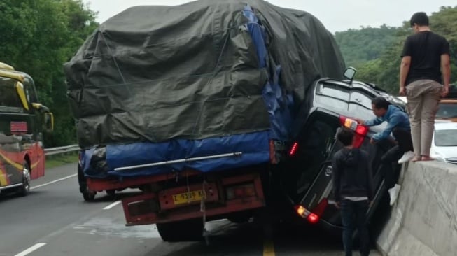 Pecah Ban, Truk Hilang Kendali dan Gencet Avanza di Cipularang