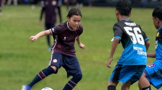 Putri Hanung Bramantyo dan Zaskia Adya Mecca, Kala Madali Bramantyo menunjukkan kemampuannya dalam bermain sepakbola. [Instagram]