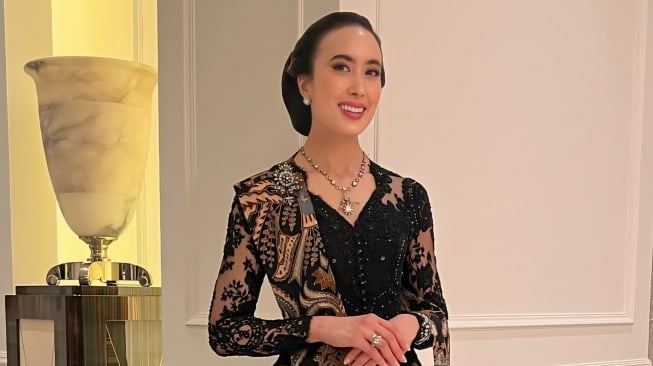 Padu padan kebaya ala Menteri Pariwisata Widiyanti Putri Wardhana. [Instagram/@widi.wardhana]