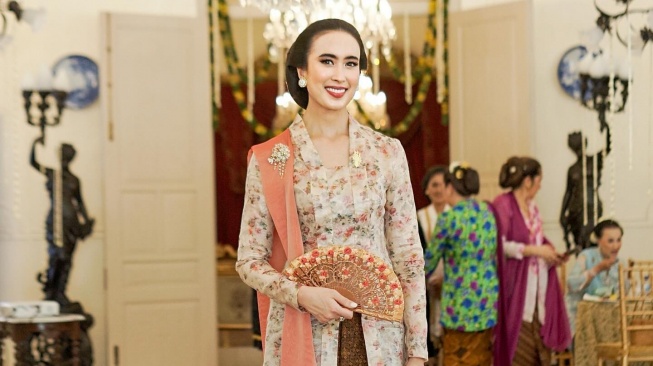 Padu padan kebaya ala Menteri Pariwisata Widiyanti Putri Wardhana. [Instagram/@widi.wardhana]