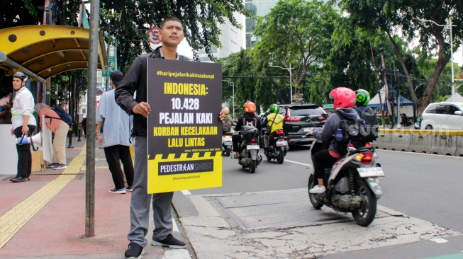 Aktivis dari Koalisi Pejalan Kaki menggelar aksi di Halte Tugu Tani, Jakarta, Rabu (22/1/2025). [Suara.com/Alfian Winanto