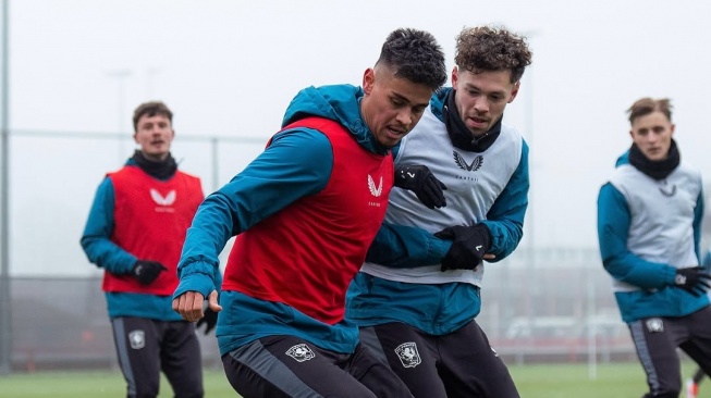 Bek Timnas Indonesia, Mees Hilgers sudah kembali berlatih bersama FC Twente pasca menepi panjang karena cedera. [Dok. Instagram/@fctwente]