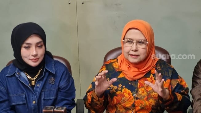 Shella Saukia dan Elza Syarief di kawasan Latuharhary, Menteng, Jakarta, Rabu (22/1/2025) [Suara.com/Adiyoga Priyambodo]