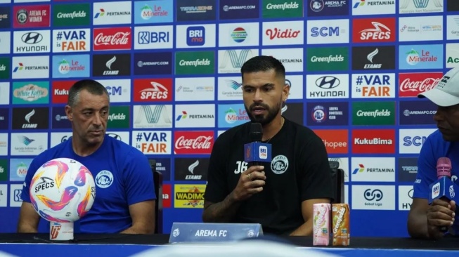 Pelatih Arema FC Jose Manuel Gomes da Silva atau Ze Gomes (kiri) bersama pesepakbola Julian Guevara (kanan) membeberkan kesiapan melawan Persib Bandung, pada sesi konferensi pers di Kota Blitar, Jawa Timur, Kamis (23/1/2025). ANTARA/HO-MO Arema FC