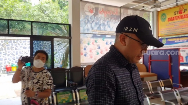 Suami Asri Welas, Galiech Ridha Raharja hadir sidang putusan cerai di Pengadilan Agama Depok, Jawa Barat, Kamis (23/1/2025). [Suara.com/Adiyoga Priyambodo]