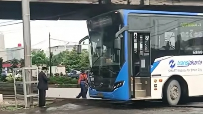 Bus Transjakarta Terperangkap Lubang di Rel KA Grogol, Netizen Gaduh: Pajak Doang Gede, Jalanan Rusak