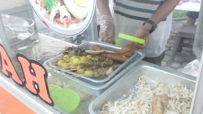 Sarapan Bubur Ayam Gerobakan di Mayang Kota Jambi, Toppingnya Melimpah