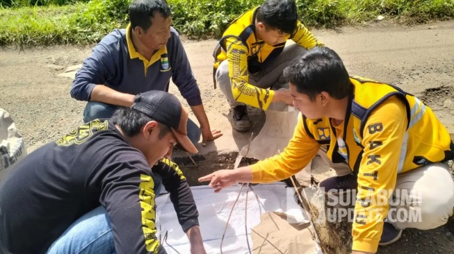 Proses penanganan lubang besar di jalan kabupaten Ciracap-Ujunggenteng, tepatnya di Kampung Ciawet, Desa Mekarsari, Kecamatan Ciracap, Kabupaten Sukabumi. | Foto: UPTD PU Wilayah Ciemas