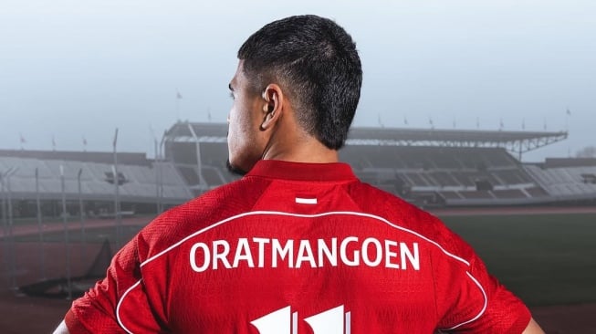 Ragnar Oratmangoen mengenakan jersey baru Timnas Indonesia garapan Erspo. [Dok. Instagram/@timnasindonesia]