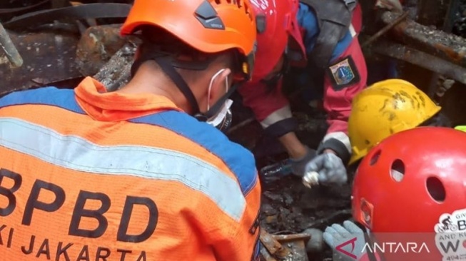 Petugas gabungan mengevakuasi potongan jenazah korban kebakaran di lantai delapan Glodok Plaza, Tamansari, Jakarta Barat, Kamis (23/1/2025). ANTARA/Risky Syukur