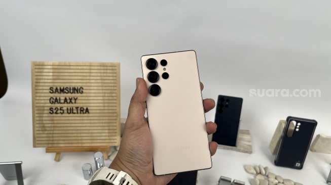 Samsung Galaxy S25 Ultra yang resmi dikenalkan ke Indonesia pada Kamis (23/1/2025). [Suara.com/Dicky Prastya]