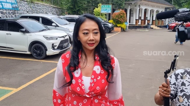 Asri Welas hadir sidang putusan cerai di Pengadilan Agama Depok, Jawa Barat, Kamis (23/1/2025). [Suara.com/Adiyoga Priyambodo]