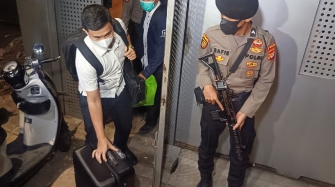 Terkait Kasus Harun Masiku, KPK Bawa 3 Koper Usai Geledah Rumah Eks Wantimpres Djan Faridz