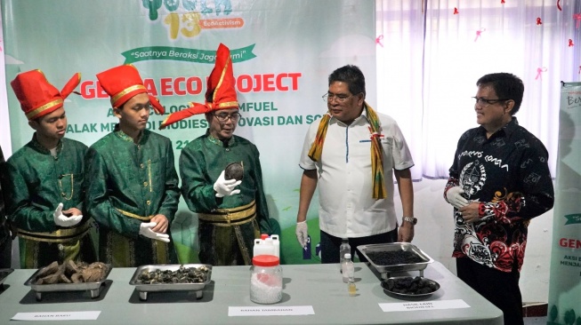 Sekolah Finalis Toyota Eco Youth ke-13  Ciptakan Biofuel dari Buah Simpalak--Wakil Presiden Direktur PT Toyota-Motor Manufacturing Indonesia (TMMIN) Bob Azam (kedua kanan) didampingi Wakil Kepala Sekolah SMAN 21 Makassar Subandi (kanan) tengah mendengar penjelasan dari tim peserta lomba lingkungan hidup Toyota Eco Youth (TEY) ke-13 dari SMAN 21 Makassar terkait proposal proyek lingkungan yang mereka lombakan, saat melakukan kunjungan (Genba) ke SMAN tersebut di Makassar, Kamis (23/01). (Foto: Toyota)