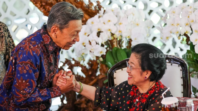 Presiden Kelima RI yang juga Ketua Umum PDI Perjuangan Megawati Soekarnoputri (kanan) berjabat tangan dengan Wapres ke-11 RI Boediono (kiri) dalam perayaan HUT ke-78 Megawati di Istana Batu Tulis, Kota Bogor, Jawa Barat, Kamis (23/1/2025). [ANTARA FOTO/Monang Sinaga/app/tom]