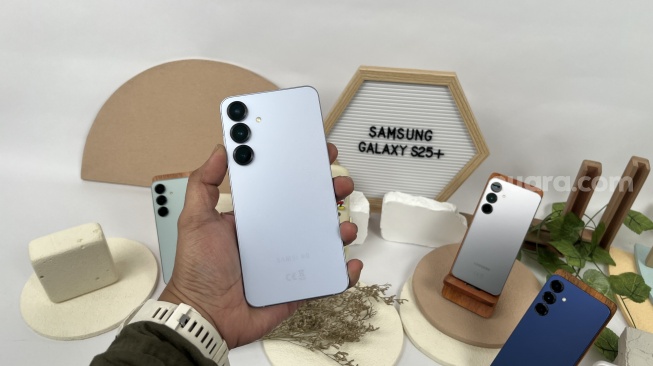 Samsung Galaxy S25 Plus yang resmi dikenalkan ke Indonesia pada Kamis (23/1/2025). [Suara.com/Dicky Prastya]