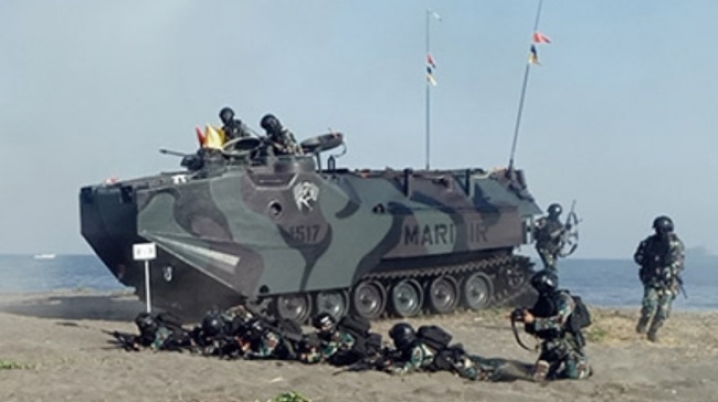 Tank Amfibi LVT-7A1 yang digunakan untuk membongkar pagar laut (Indonesia Defense)