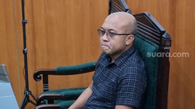 Suami Asri Welas, Galiech Ridha Raharja hadir sidang putusan cerai di Pengadilan Agama Depok, Jawa Barat, Kamis (23/1/2025). [Suara.com/Adiyoga Priyambodo]