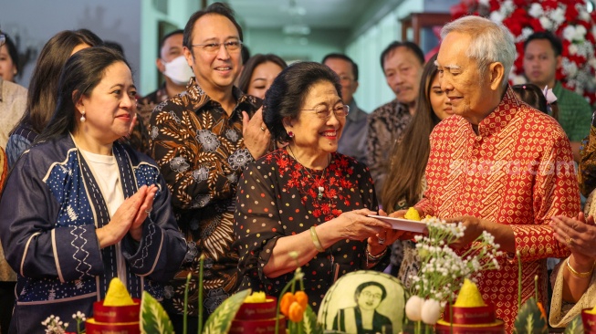 Presiden Kelima RI yang juga Ketua Umum PDI Perjuangan Megawati Soekarnoputri (kedua kanan) memberikan potongan nasi tumpeng kepada kakaknya, Guntur Soekarnoputra (kanan) dengan disaksikan putri dan putri Megawati, Puan Maharani (kiri) dan Muhammad Prananda Prabowo (kedua kiri) dalam perayaan hari ulang tahun (HUT) ke-78 Megawati di Istana Batu Tulis, Kota Bogor, Jawa Barat, Kamis (23/1/2025). [ANTARA FOTO/Monang Sinaga/app/tom]