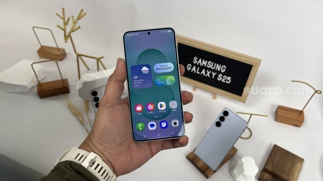 Samsung Galaxy S25 yang resmi dikenalkan ke Indonesia pada Kamis (23/1/2025). [Suara.com/Dicky Prastya]