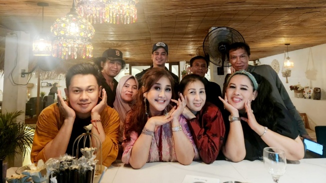 Paramitha Rusady ikut hadir di acara syukuran restoran Piring Cantik yang merupakan milik MUA Achin Lamba. [Instagram]