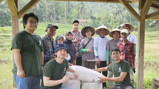 PT Pembiayaan Digital Indonesia menyalurkan bantuan pemodalan berkelanjutan untuk pengembangan usaha petani di Desa Pasawahan, Ciamis, Jawa Barat