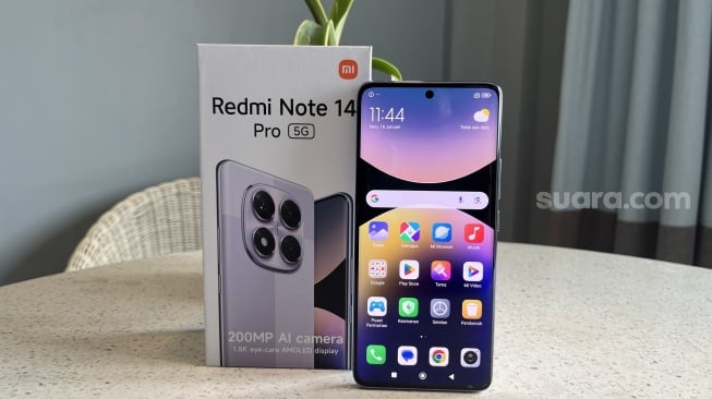 Redmi Note 14 Pro 5G yang resmi diluncurkan Xiaomi ke Indonesia pada Jumat (24/1/2025). [Suara.com/Dicky Prastya]