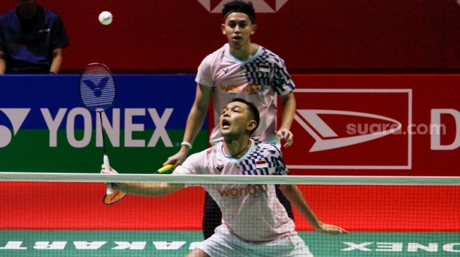 Pebulu Tangkis Ganda Putra Indonesia, Fajar Alfian dan Muhammad Rian Ardianto saat melawan Pebulu Tangkis Ganda Putra Cina, Xie Hao Nan dan Zeng Wei Han pada laga perempat final Daihatsu Indonesia Masters 2025 di Istora Senayan, Jakarta, Jumat (24/1/2025). [Suara.com/Alfian Winanto]
