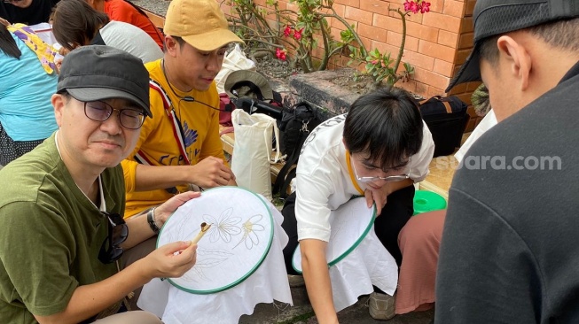 Daya Tarik Wisata - Wisatawan mancanegara memelajari proses pembuatan batik di Workshop Creative Batik Kontemporer [Suara.com/Dok Pribadi]