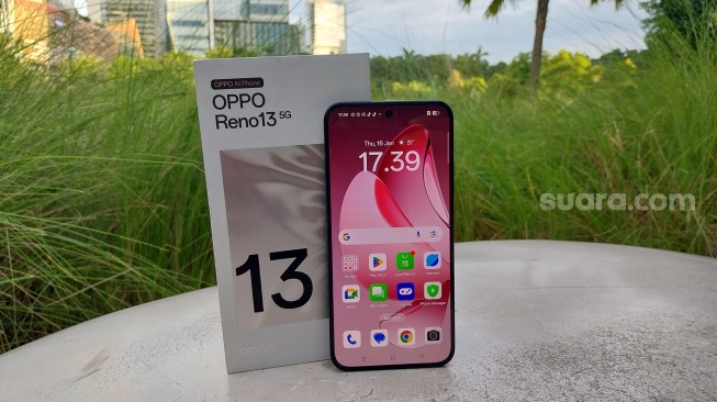 Review Oppo Reno 13 5G. [Suara.com/Muhammad Rizki Imami]