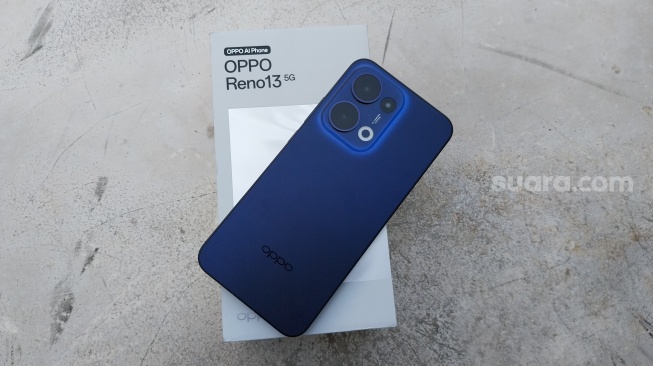 Review Oppo Reno 13 5G. [Suara.com/Muhammad Rizki Imami]