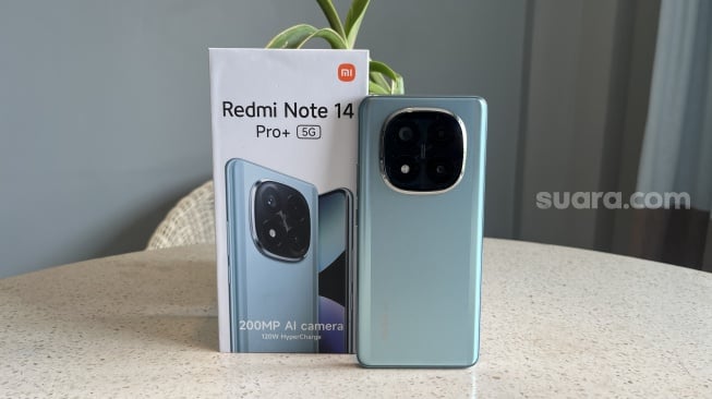 Redmi Note 14 Pro+ 5G yang resmi diluncurkan Xiaomi ke Indonesia pada Jumat (24/1/2025). [Suara.com/Dicky Prastya]