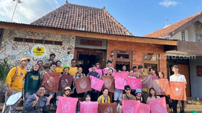 Daya Tarik Wisata - Wisatawan mancanegara memelajari proses pembuatan batik di Workshop Creative Batik Kontemporer [Suara.com/Dok Pribadi]