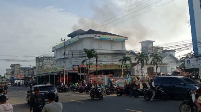 Dramatis! Detik-detik Pekerja Toko di Lampung Timur Selamat dari Kobaran Api