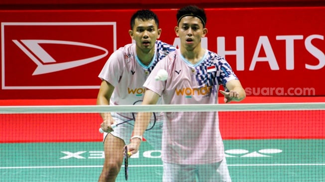 Pebulu Tangkis Ganda Putra Indonesia, Fajar Alfian dan Muhammad Rian Ardianto saat melawan Pebulu Tangkis Ganda Putra Cina, Xie Hao Nan dan Zeng Wei Han pada laga perempat final Daihatsu Indonesia Masters 2025 di Istora Senayan, Jakarta, Jumat (24/1/2025). [Suara.com/Alfian Winanto]
