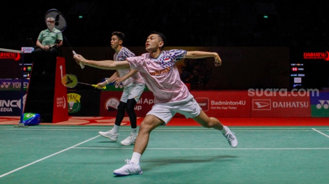 Pebulu Tangkis Ganda Putra Indonesia, Fajar Alfian dan Muhammad Rian Ardianto saat melawan Pebulu Tangkis Ganda Putra Cina, Xie Hao Nan dan Zeng Wei Han pada laga perempat final Daihatsu Indonesia Masters 2025 di Istora Senayan, Jakarta, Jumat (24/1/2025). [Suara.com/Alfian Winanto]
