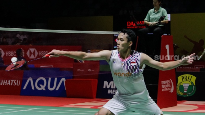 Pebulu tangkis Tunggal Putra Indonesia, Jonatan Christie saat melawan Tunggal Putra Jepang, Kenta Nishimoto pada laga 8 besar Daihatsu Indonesia Master 2025 di Istora Senayan, Jakarta, Jumat (24/1/2025). [Suara.com/Alfian Winanto]