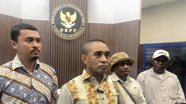 Tim hukum Paslon Agustinus Tenau-Marthen Howay melaporkan KPU dan Bawaslu Kabupaten Maybrat, Papua Barat Daya ke DKPP. (ist)